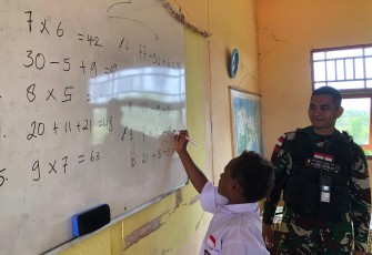 Satgas Pamtas Statis RI-PNG Yonif 111/KB yang bertugas pengamanan Wilayah Perbatasan dibawah Kolakops Korem 174/Anim Ti Waninggap melaksanakan Binter dalam rangka membantu dan mengatasi kesulitan masyarakat yang salah satunya Program pendidikan Kampung Pancasila, Kamis (01/02/2024)
