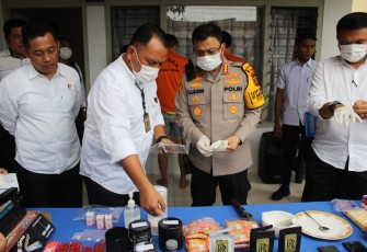 Sat Narkoba Polrestabes Medan membongkar peredaran narkoba dengan modus dalam kemasan di salah satu rumah Jalan Rakyat, Kec Medan Perjuangan, Jumat (12/1/2024)