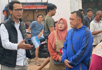 Bakal calon (balon) Bupati Bogor, Ade Wardhana Adinata meninjau langsung titik relokasi pelaku UMKM di Kecamatan Ciseeng, Kabupaten Bogor. foto: istimewa.