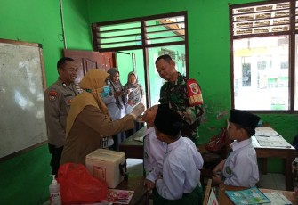 Babinsa Koramil 14/Dagangan saat Dampingi Kegiatan Vaksin Polio