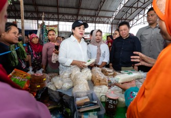 Puan saat Blusukan di Pasar Blauran 2 Salatiga, Jumat (12/1/2024). 