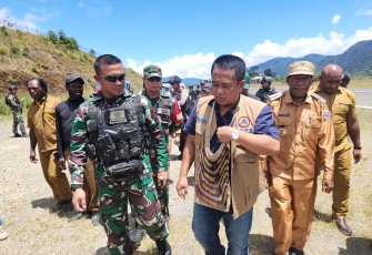  Satgas Yonif 330 Tri Dharma berkolaborasi dengan Apkam TNI-Polri Intan Jaya melaksanakan pengamanan kegiatan Badan Nasional Penanggulangan Bencana (BNPB) dalam rangka pemberian bantuan kepada masyarakat terdampak bencana tanah longsor di Intan Jaya, bertempat di Gedung UPBU, Bandara Bilorai, Kab. Intan Jaya, Papua Tengah, Senin (12/2/24)