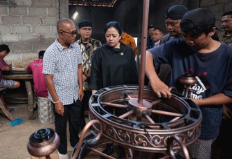Dalam kunjungan kerjanya di Jawa Tengah, Ketua DPR RI Puan Maharani mengunjungi sejumlah Usaha Mikro Kecil dan Menengah untuk memberikan dukungan untuk kemajuan pelaku UMKM
