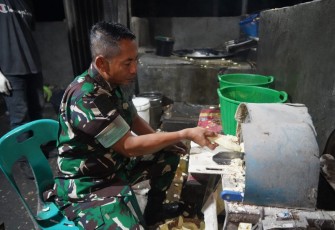 Pangdam IM Mayor Jenderal TNI Novi Helmy Prasetya, S.I.P, M.I.P, saat mencoba proses produksi keripik singkong di Ds. Sukadamai, Kec. Lembah Seulawah, Kab. Aceh Besar, Minggu (18/02/24).