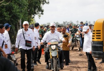 Mentan Amran saat melakukan kunjungan kerja di Desa Sumber Hidup, Kecamatan Muara Telang, Kabupaten Banyuasin, Provinsi Sumatera Selatan(Sumsel), Jumat (1/3/24)