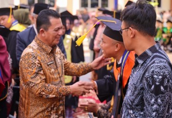 Universitas Maritim Raja Ali Haji (UMRAH) menggelar Sidang Terbuka Senat dalam rangka Wisuda ke-22 Sarjana dan Pascasarjana Periode Semester Genap Tahun Akademik 2023/2024. Bertempat di Lapangan UMRAH Dompak, Tanjungpinang, Sabtu (16/3)