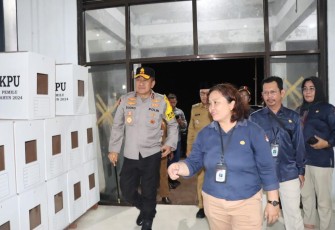 Kapolda Kalimantan Tengah (Bartim) Irjen Pol Drs Djoko Poerwanto melaksanakan pengecekan keamanan gudang logistik Komisi Pemilihan Umum Daerah (KPUD) Bartim, Jl. Ahmad Yani, Tamianglayang, Selasa (16/1/2024) 