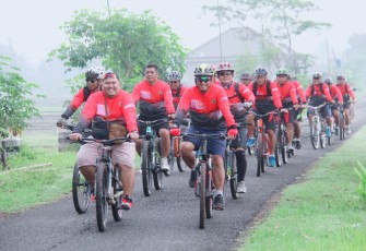 Dandim 0806/Trenggalek Letkol Czi Yudo Aji Susanto, S.Sos., M.A., dan Kapolres Trenggalek AKBP Gathut Bowo Supriyono, S.H., S.I.K., bersama anggota Kodim dan sejumlah tokoh masyarakat serta pemuda, bergabung dalam kegiatan sepeda santai yang dinamai "Thimik-thimik yang Penting Ciamik", Jumat (5/1/2024)
