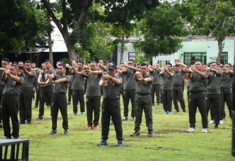 Danrem saat melakukan olahraga bersama ratusan prajurit dan ASN di jajarannya, bertempat di Lapangan Mojorejo, Kota Madiun, Jumat (19/1/2024).