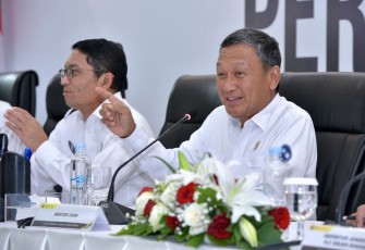 Menteri ESDM Arifin Tasrif Konferensi Pers Capaian Kinerja Tahun 2023 dan Program Kerja Tahun 2023 di Jakarta, Senin (15/1).