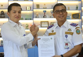 Plt Direktur Angkutan Jalan Kemenhub RI, Iman Sukandar, kepada Kadishub Sumut, dalam acara penandatanganan berita acara serah terima di ruang kerja Kadishub Sumut, Jalan Imam Bonjol, Medan, pada Kamis (5/9). 