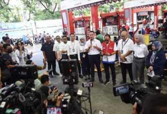 VP Corporate Communication PT Pertamina (Persero) Fadjar Djoko Santoso saat memberikan keterangan pers di Jakarta, Senin (1/4)