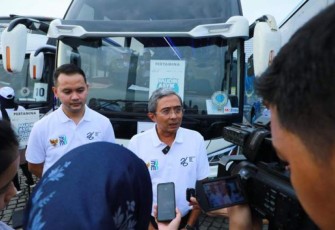 Direktur Penunjang Bisnis PT Pertamina (Persero), Erry Widiastono didampingi Vice President Corporate Communication Pertamina Fadjar Djoko Santoso menyapa para peserta mudik bersama BUMN 2024, Menteri Erick Thohir memberikan sambutan dalam acara pelepasan peserta mudik asyik bersama BUMN 2024 yang diselenngarakan di Silanng Monas, Jakarta, Jumat, (5/4)
