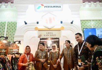 Ibu Iriana Jokowi bersama Ibu Wury Ma’ruf Amin singgah ke stand UMKM mitra binaan Pertamina dan membeli batik dan gelang saat menghadiri Dewan Kerajinan Nasional (Dekranas) Expo Tahun 2024 di Pamedan Pura Mangkunegaran, Surakarta, 16 Mei 2024