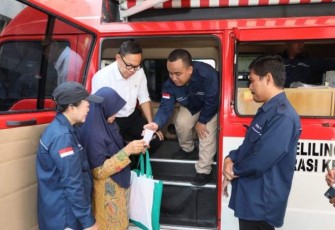 Wamendagri Bima Arya berikan pelayanan publik melalui mobil keliling di Solo, Sabtu (9/11)
