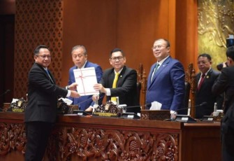 Mendagri Tito Karnavian menerima pengesahan RUU DKJ di ruang sidang paripurna DPR RI, Jakarta, Selasa (19/11)