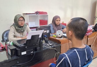 Tersangka saat diperiksa penyidik