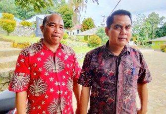 Kepala Dinas Pendidikan Kabupaten Bintan, Naprion saat bersama Kepala Sekolah SDN 004, Syafriyal 