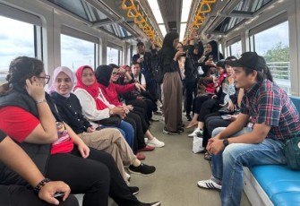 Atikoh saat Jajal LRT Palembang