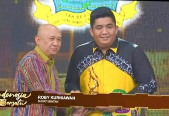 Penghargaan diterima Roby saat menghadiri Malam Puncak HUT ke 13 Kompas TV dengan tema Indonesia Bersatu, Rabu malam (11/09) di The Tribrata Darmawangsa Jakarta.