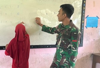 Satgas Yonif 122/TS saat Menjadi Tenaga Didik