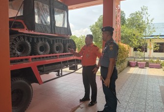 Komandan Pangkalan Udara TNI Angkatan Laut (Danlanudal) Kupang Mayor Laut (P) Arief Sukmono Akbar berkunjung ke kantor Basarnas Kupang yang berlokasi di Jln. Adi Sucipto, Penfui, Kota Kupang, Senin (22/01/2024)