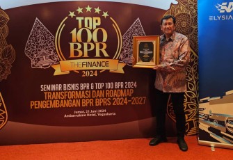 Dirut Bank Daerah Karanganyar, Haryono, menerima penghargaan TOP 100 BPR Award 2024 dari Majalah The Finance.