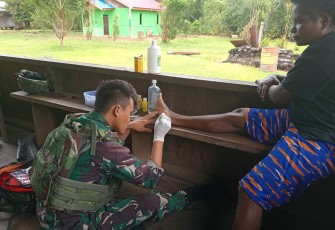 Pos Meyerga Satgas Pamtas RI-PNG Kewilayahan Papua Barat melaksanakan perbantuan terhadap salah satu warga yang mengalami luka dan infeksi bagian kaki disebabkan oleh tertusuk paku seng di sekitaran rumah warga di Kampung Meyohda, Distrik Mosbar, Kabupaten Teluk Bintuni, Provinsi Papua Barat, Sabtu (21/9/2024)