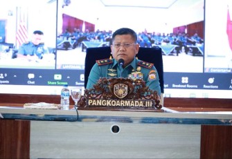 Pangkoarmada III, Laksamana Muda TNI Hersan, S.H., M.Si., M.Tr.Opsla., saat memberi arahan kepada seluruh Perwira Koarmada III bertempat di Lobi Mako Koarmada III, Katapop Kab Sorong Papua Barat Daya, Senin (29/01/24).