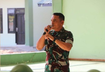 Kapten Inf Irwansyah, Danramil 15 Peureulak Barat saat sosialisasi komprehensif dengan tujuan mempromosikan netralitas Tentara Nasional Indonesia (TNI) dan keterlibatan aktif Persit KCK (Pertahanan Sipil) dalam pemilihan umum dan pemilihan kepala daerah yang akan datang, baik tingkat nasional maupun lokal.