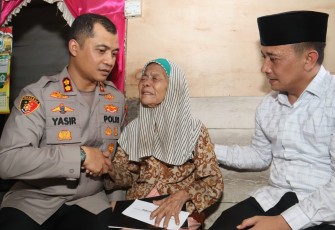 Kapolres Tapanuli Selatan (Tapsel), AKBP Yasir Ahmadi, SIK, MH, bersama Pj Bupati Padang Lawas Utara (Paluta), Patuan Rahmat Syukur P Hasibuan, SSTP, MM, dengan kompaknya untuk bantu seorang nenek tunanetra yang hidup sebatang kara, Minggu (24/03/2024)