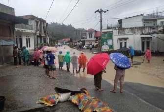 Banjir masih merendam sejumlah wilayah di Kabupaten Kerinci, Provinsi Jambi, hingga hari ini (4/1). Lebih dari 13 ribu warga di 11 kecamatan terdampak kejadian yang terjadi sejak Sabtu lalu (30/12)