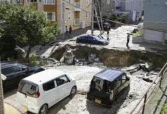 Pasca Gempa bumi berkekuatan magnitudo 7,4 mengguncang wilayah di pantai Laut Jepang.