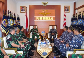 Komandan Pusat Penerbangan TNl Angkatan Laut (Danpuspenerbal) Laksda TNl Sisyani Jaffar menerima Courtesy Call (CC) Komandan Gugus Keamanan Laut (Danguskamla) Koarmada ll, Laksma TNI Teguh Prasetya di Lobby VIP Gedung R. Kasenda Mako Puspenerbal, Juanda, Jumat (12/1/2024)