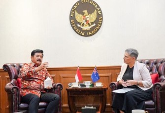 Menko Polhukam Marsekal TNI (Purn.) Hadi Tjahjanto saat menerima Duta Besar Australia untuk Indonesia Nikki Penelope (Penny) Williams PSM bersama jajaran di Kantor Kemenko Polhukam, Jakarta, Kamis (29/2/2024).