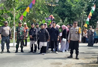 Babinsa Desa Sirapan Memantau Kegiatan Kirab Tumpeng dalam Rangka Bersih Desa Ke-197
