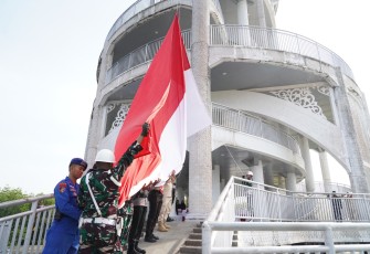 TNI dan Forkopimda Kibarkan Bendera Merah Putih Raksasa di Tower Mangrove Langsa