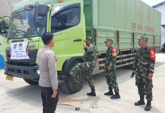 Anggota Koramil 0807/13 Kauman bersinergi dengan anggota Polres Tulungagung melaksanakan kegiatan pengawalan kotak suara dari gudang KPU menuju kantor PPK Kecamatan Kauman. Pagi ini 760 box kotak suara didistribusikan ke Kantor UPAS Kecamatan Kauman, Senin (12/02/2024)