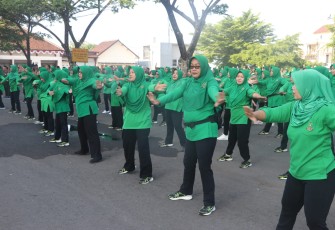 Prajurit dan PNS Kodim 0807/Tulungagung beserta Persit KCK Cabang XXI Dim 0807/Tulungagung Koorcab Rem 081/DSJ menggelar senam bersama bertempat di halaman GOR Lembupeteng Tulungagung, Jumat (26/01/2024)