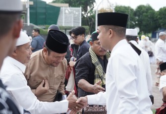 Pj Wali Kota Tebing Tinggi dan Keluarga saat Sholat Idul Adha 1445 H di Lapangan Merdeka