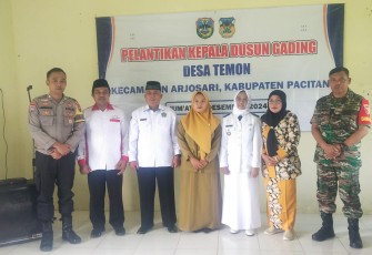 Danramil 0801/03 Arjosari Letda Cke Mirum saat menghadiri acara pelantikan Kepala Dusun Gading, Desa Temon atas terpilihnya Ibu Nahdotul Masfu'ah, yang berlangsung di Gedung PPK Desa Temon, Kecamatan Arjosari, Kabupaten Pacitan,Jumat(27/12/2024).