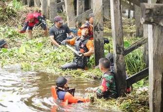 Koramil Tenggarong Gotong Royong Bersihkan Sungai