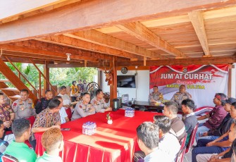 Kapolda Sulawesi Tenggara (Sultra), Irjen Pol Drs. Teguh Pristiwanto, bersama Karo SDM Polda Sultra, Kombes Pol Danang Beny K, S.I.K., M.H, memimpin acara Jumat Curhat yang digelar di Desa Alebo, Kecamatan Konda, Kabupaten Konawe Selatan, pada Jumat, 12 Januari 2024
