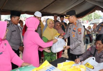 Kapolres Tapanuli Selatan (Tapsel), AKBP Yasir Ahmadi, SIK, MH, kembali melanjutkan program Ramadan Berkah dengan berbagi sembako murah kepada Emak-emak, Senin (25/03/2024)