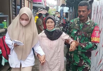 Serda Azmiadi Bintara Pembina Desa (Babinsa) Sungai Dama saat mengantarkan Srianti ke rumah sakit (RS) Dirgahayu.