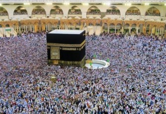 Ilustrasi jamaah haji saat mengelilingi Ka'bah