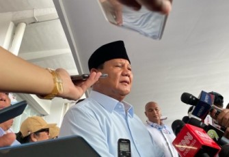 Prabowo Subianto calon presiden no urut 2 saat memberikan keterangan ke awak media di stadion GBK Senayan Jakarta, Sabtu (10/2)