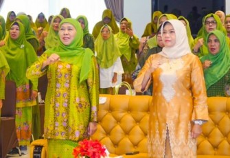 Ketum PP Muslimat NU, Khofifah Indar Parawansa saat melantik PW Muslimat NU Bangka Belitung
