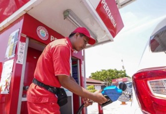 Ilustrasi pengendara mengisi BBM Pertamax