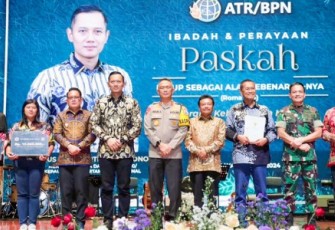 Penyerahan sertipikat tanah rumah peribadatan di Surabaya 